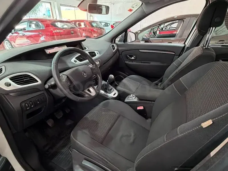 Usado Renault Scénic III Dynamique 105 CV (77 kW) 2010 Blanco Monovolumen
