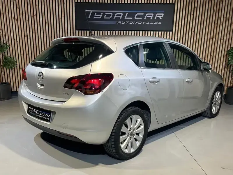 Usado Opel Astra Cosmo 110 CV (80 kW) 2011 Gris / plata Berlina