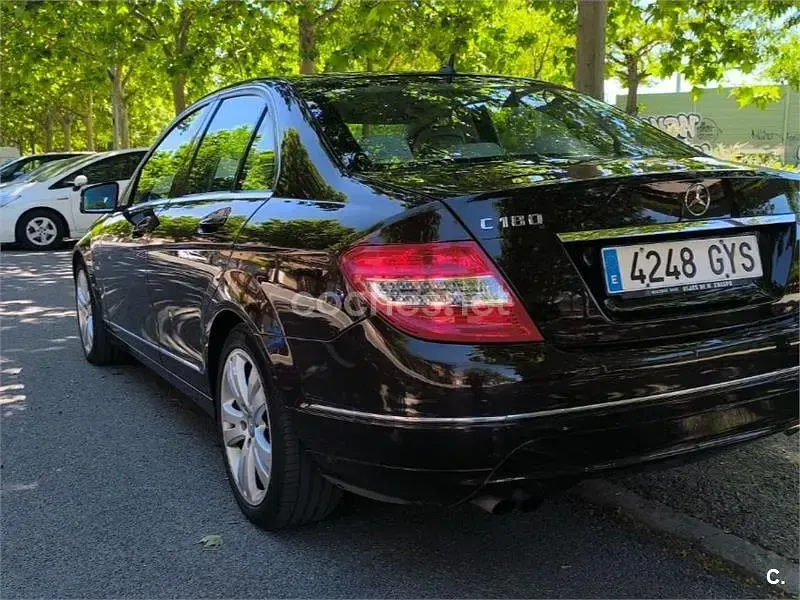 Usado Mercedes C180 Avantgarde 156 CV (114 kW) 2010 Granate Berlina