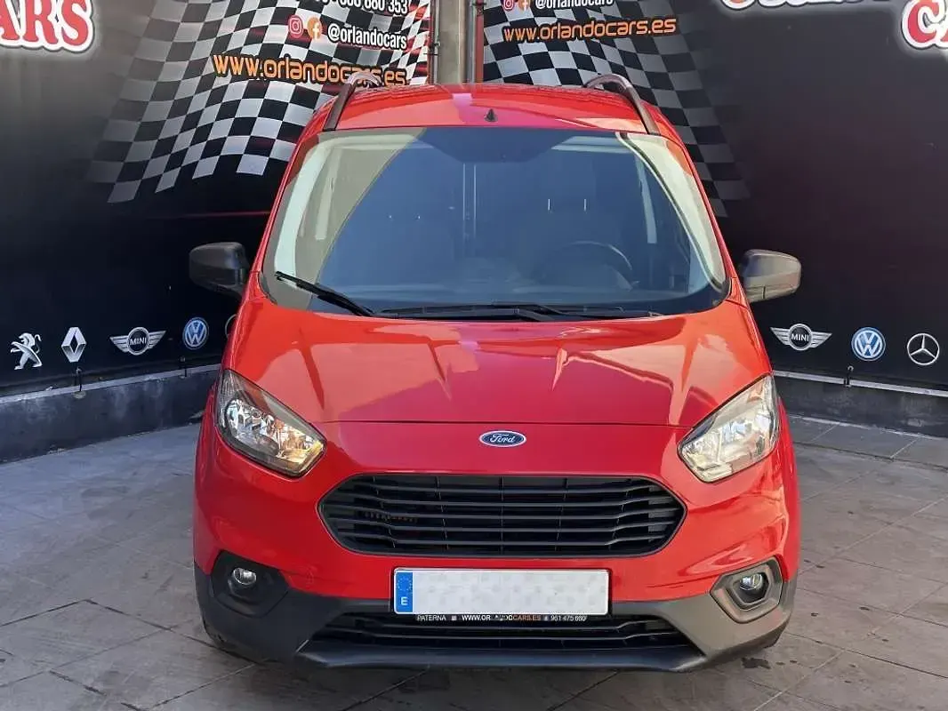 Usado Ford Tourneo Trend 101 CV (74 kW) 2021 Rojo Van