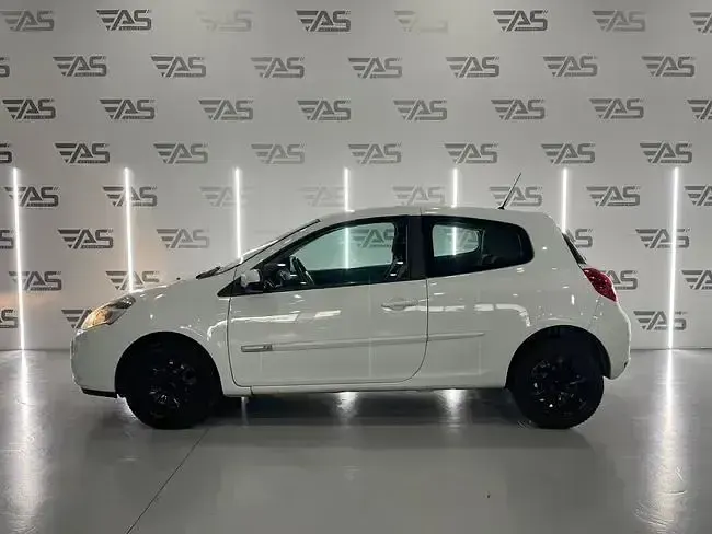 Usado Renault Clio IV Authentique 75 CV (55 kW) 2013 Blanco Utilitario