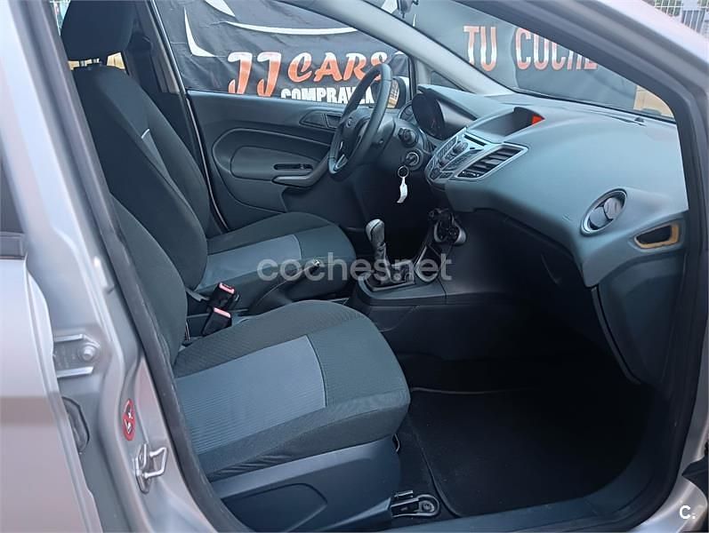 Usado Ford Fiesta Trend 68 CV (50 kW) 2010 Gris / plata Berlina