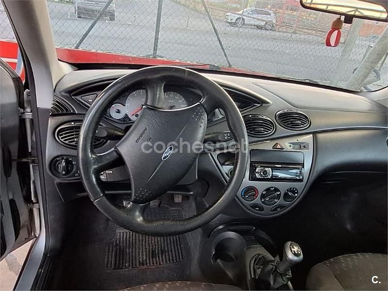 Usado Ford Focus Ghia 100 CV (73 kW) 1999 Gris / plata Berlina