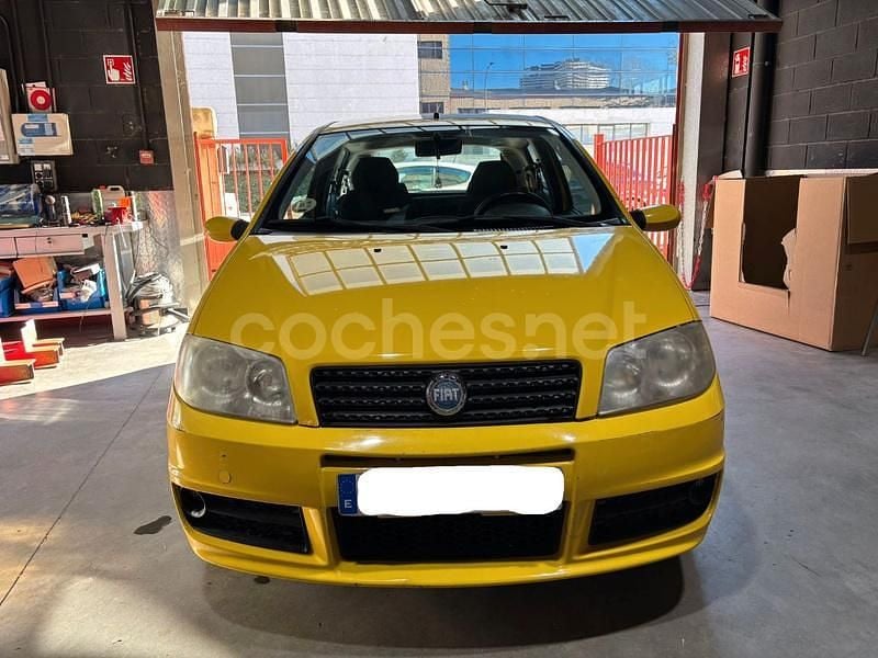 Usado Fiat Punto 95 CV (69 kW) 2004 Amarillo Berlina