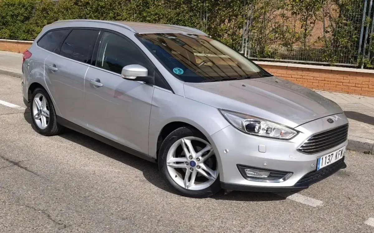 Usado Ford Focus Titanium 125 CV (91 kW) 2017 Plateado Familiar