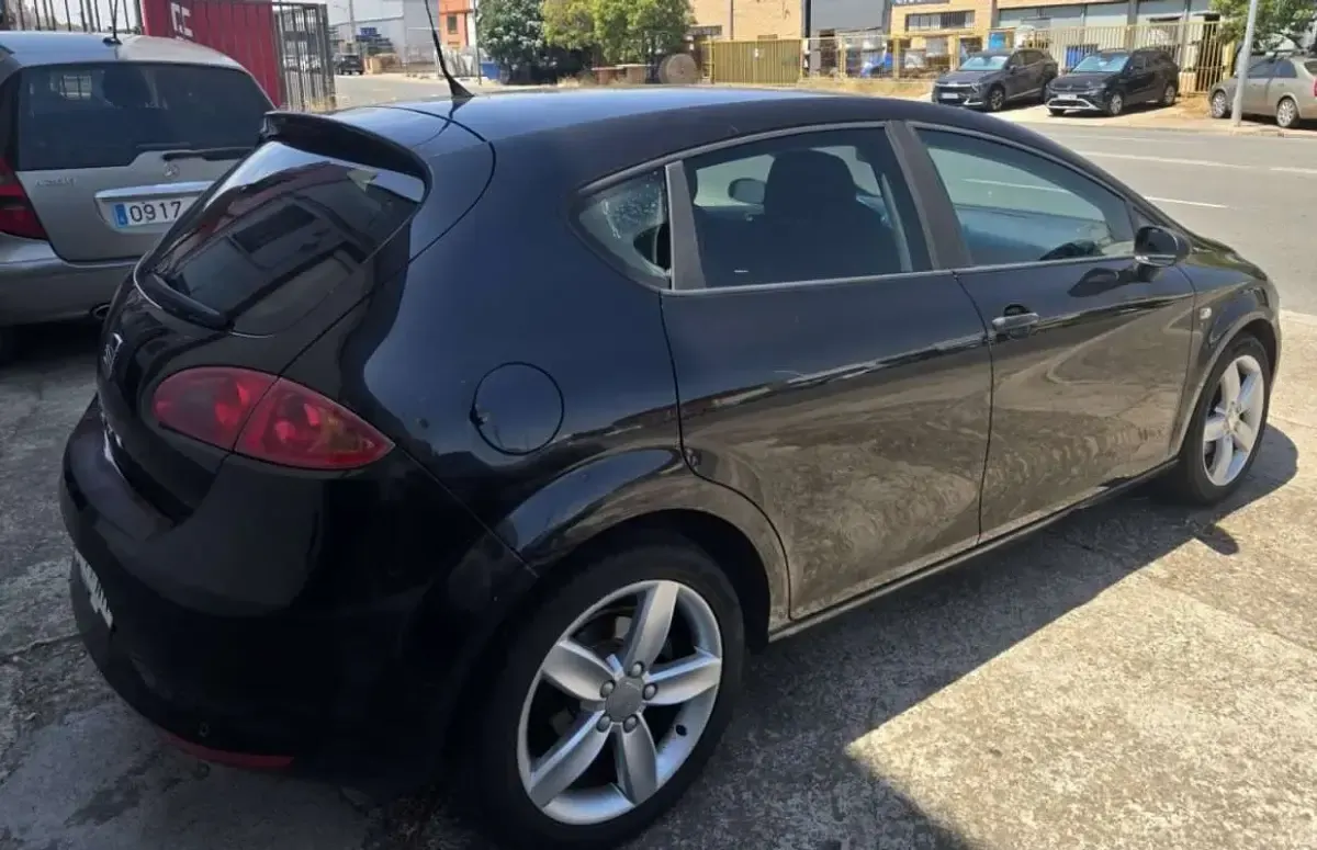 Usado Seat Leon Sport 140 CV (102 kW) 2009 Negro Utilitario