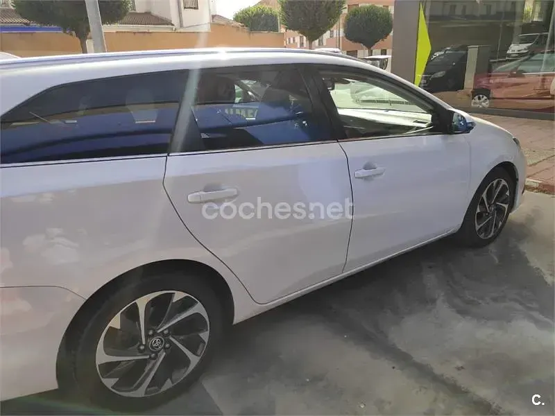 Usado Toyota Auris 112 CV (82 kW) 2016 Blanco Familiar