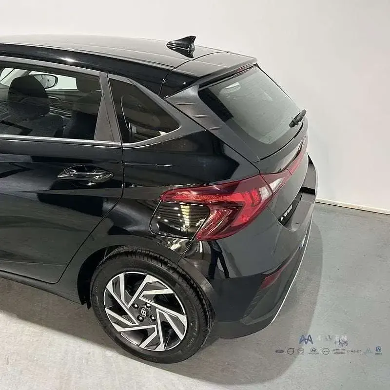 Begagnad Hyundai i20 84 HK (61 kW) 2024 Svart Halvkombi