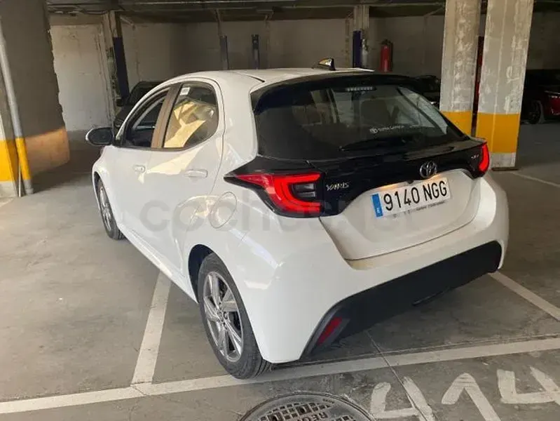 Usado Toyota Yaris Hybrid Active 116 CV (85 kW) 2025 Blanco Berlina