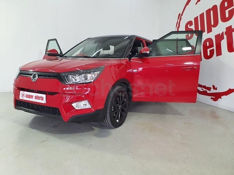 Usado Ssangyong (KGM) Tivoli Limited 115 CV (84 kW) 2017 Rojo SUV