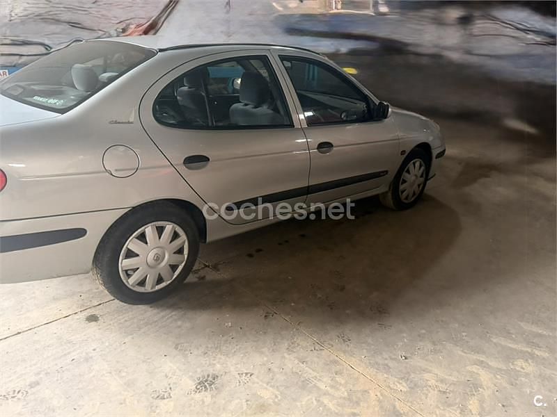 Usado Renault Mégane II Authentique 105 CV (77 kW) 2003 Gris / plata Berlina