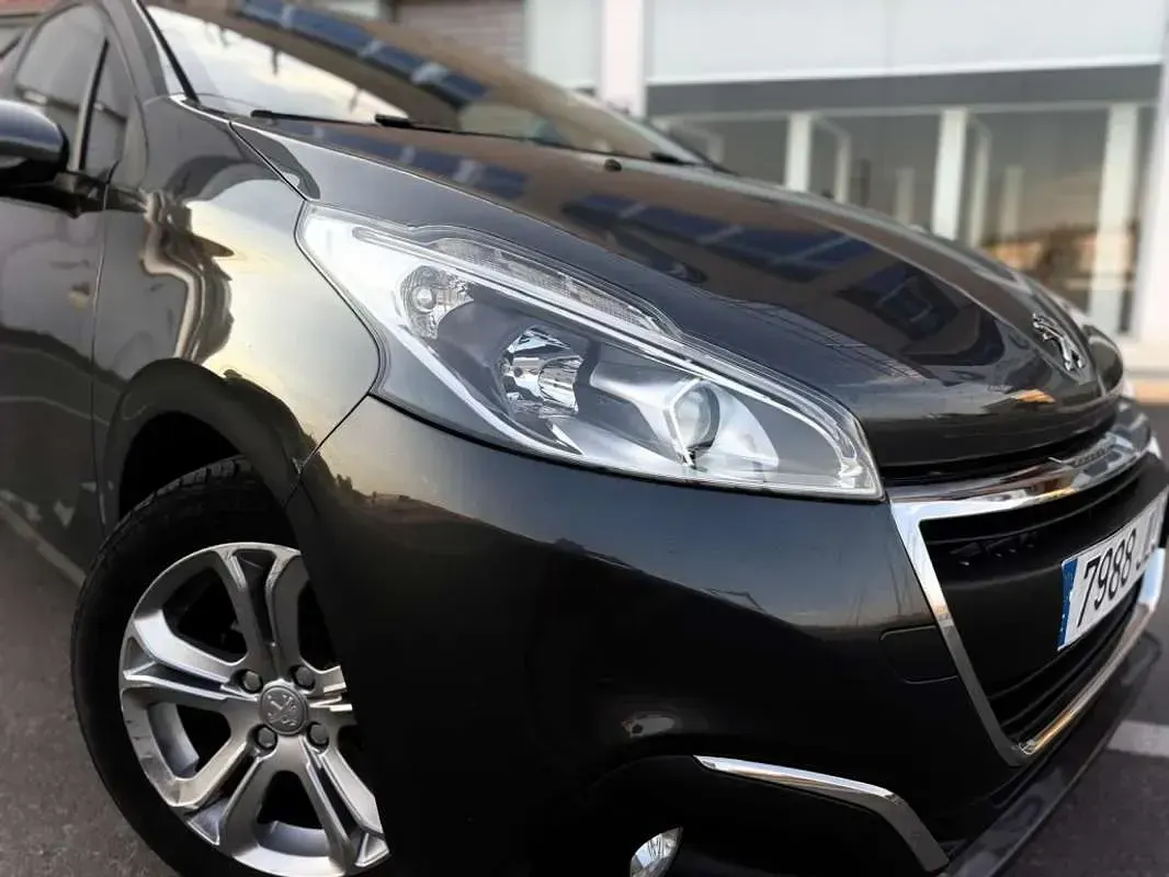 Usado Peugeot 208 Access 82 CV (60 kW) 2016 Negro Utilitario