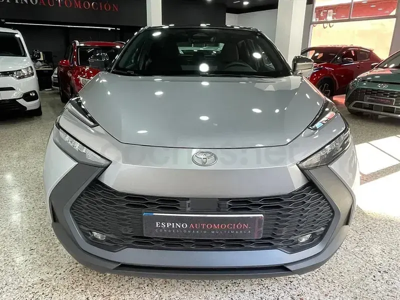 Begagnad Toyota C-HR Advance 140 HK (102 kW) 2024 Grå SUV