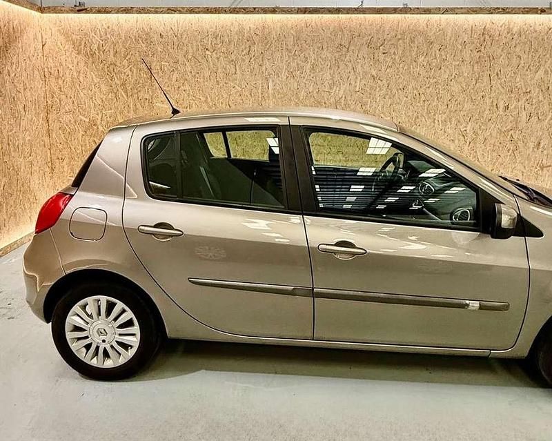 Usado Renault Clio IV Dynamique 90 CV (66 kW) 2012 Beige Utilitario