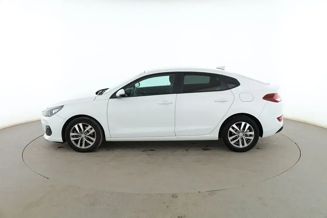 Usado Hyundai i30 120 CV (88 kW) 2020 Blanco Berlina