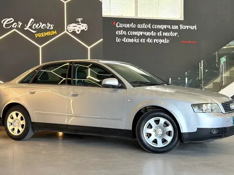 Usado Audi A4 130 CV (95 kW) 2002 Gris / plata Berlina