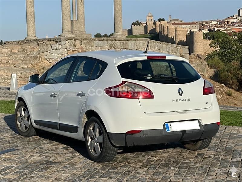 Usado Renault Mégane Dynamique 105 CV (77 kW) 2011 Blanco Berlina
