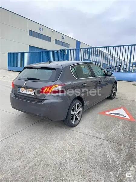 Usado Peugeot 308 Allure 120 CV (88 kW) 2017 Gris / plata Berlina