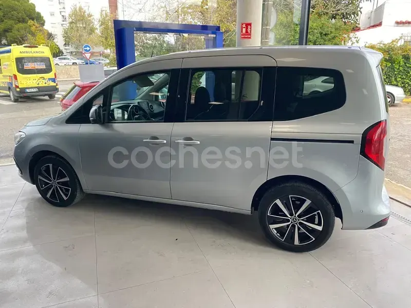 Usado Mercedes T180 116 CV (85 kW) 2023 Gris / plata Monovolumen