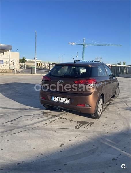 Käytetty Hyundai i20 84 HP (61 kW) 2017 Ruskea Sedan