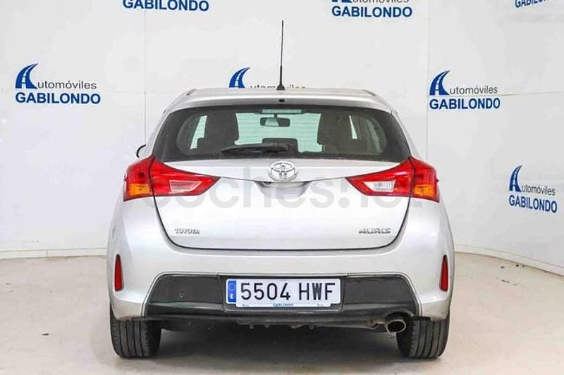 Usado Toyota Auris Active 132 CV (97 kW) 2014 Gris / plata Berlina