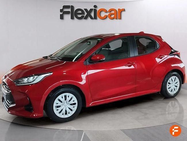 Usado Toyota Yaris Hybrid Active 116 CV (85 kW) 2023 Rojo