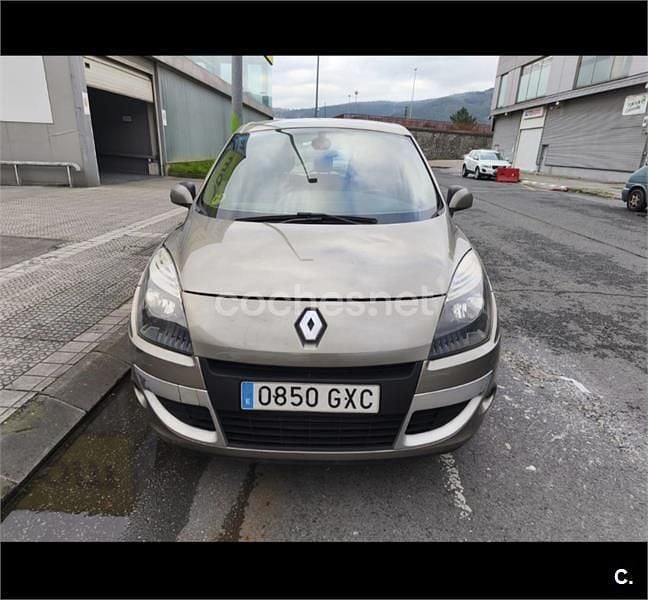 Beige Usado 2010 Renault Scénic III Monovolumen | 3990 € (Precio justo) - Imagen 1/4