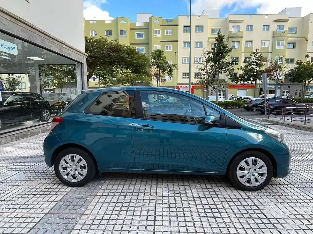 Usado Toyota Yaris City 90 CV (66 kW) 2013 Verde Utilitario