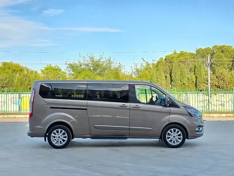 Usado Ford Tourneo Titanium 170 CV (125 kW) 2019 Gris / plata Monovolumen