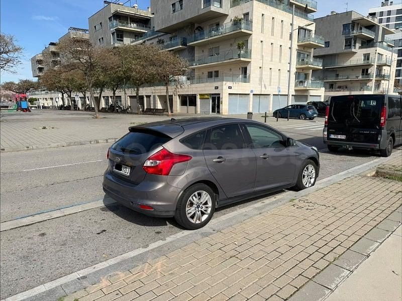 Usado Ford Focus Trend 105 CV (77 kW) 2011 Gris / plata Berlina