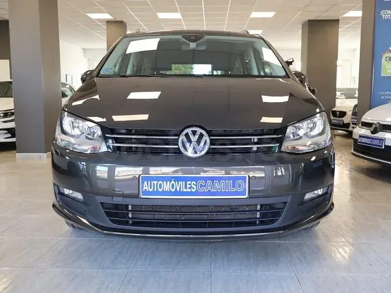 Usado VW Sharan Edition 150 CV (110 kW) 2020 Marrón Monovolumen