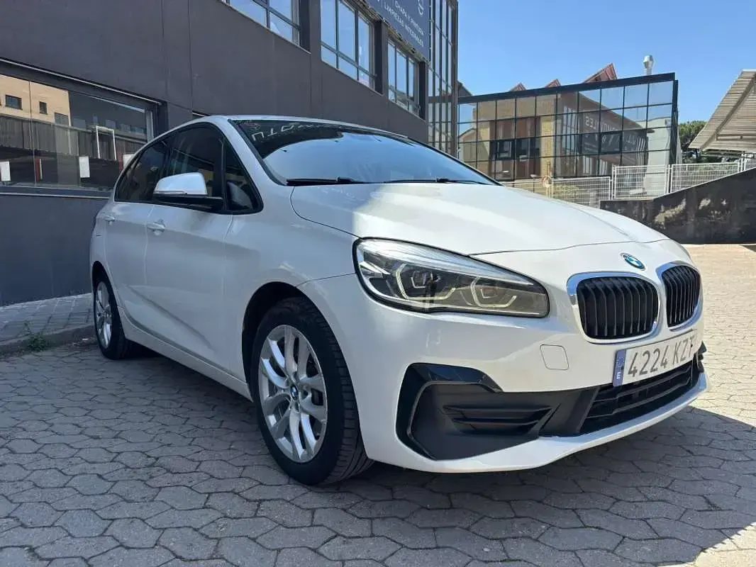 Usado BMW 225 Active Tourer iPerformance 224 CV (164 kW) 2019 Blanco Monovolumen