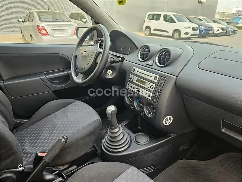 Usado Ford Fiesta Trend 80 CV (58 kW) 2004 Blanco Utilitario