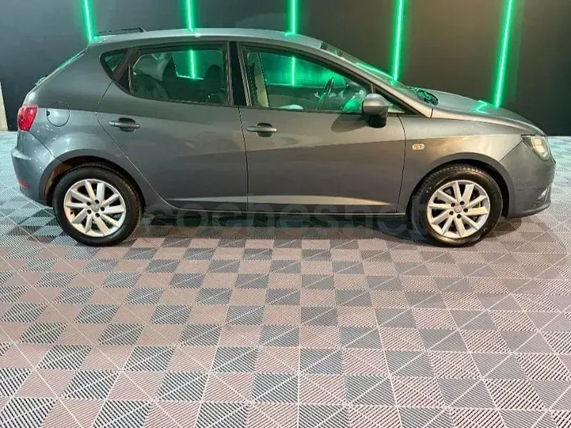 Usado Seat Ibiza Style 105 CV (77 kW) 2012 Gris / plata Berlina