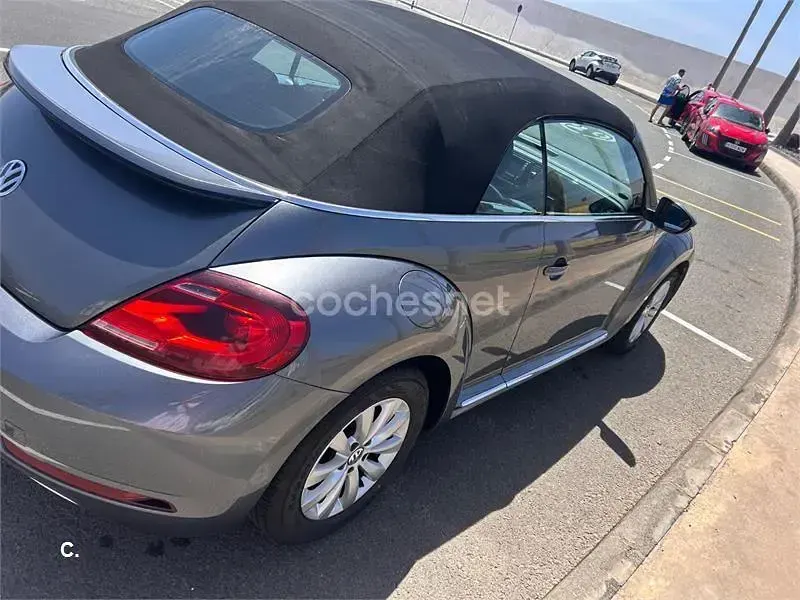Usado VW Beetle Design 105 CV (77 kW) 2018 Gris / plata Utilitario