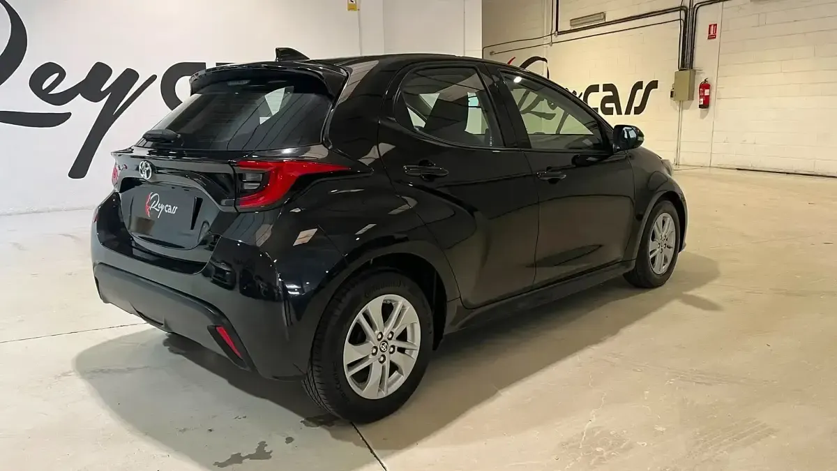 Usado Toyota Yaris Edition 125 CV (91 kW) 2023 Negro Utilitario