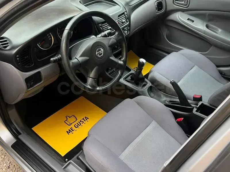 Usado Nissan Almera Acenta 98 CV (72 kW) 2004 Gris / plata Berlina
