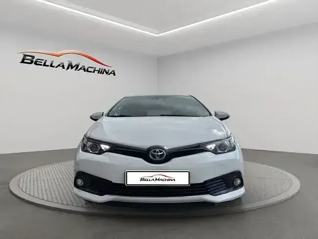 Begagnad Toyota Auris Hybrid Edition 136 HK (100 kW) 2018 Vit Sedan