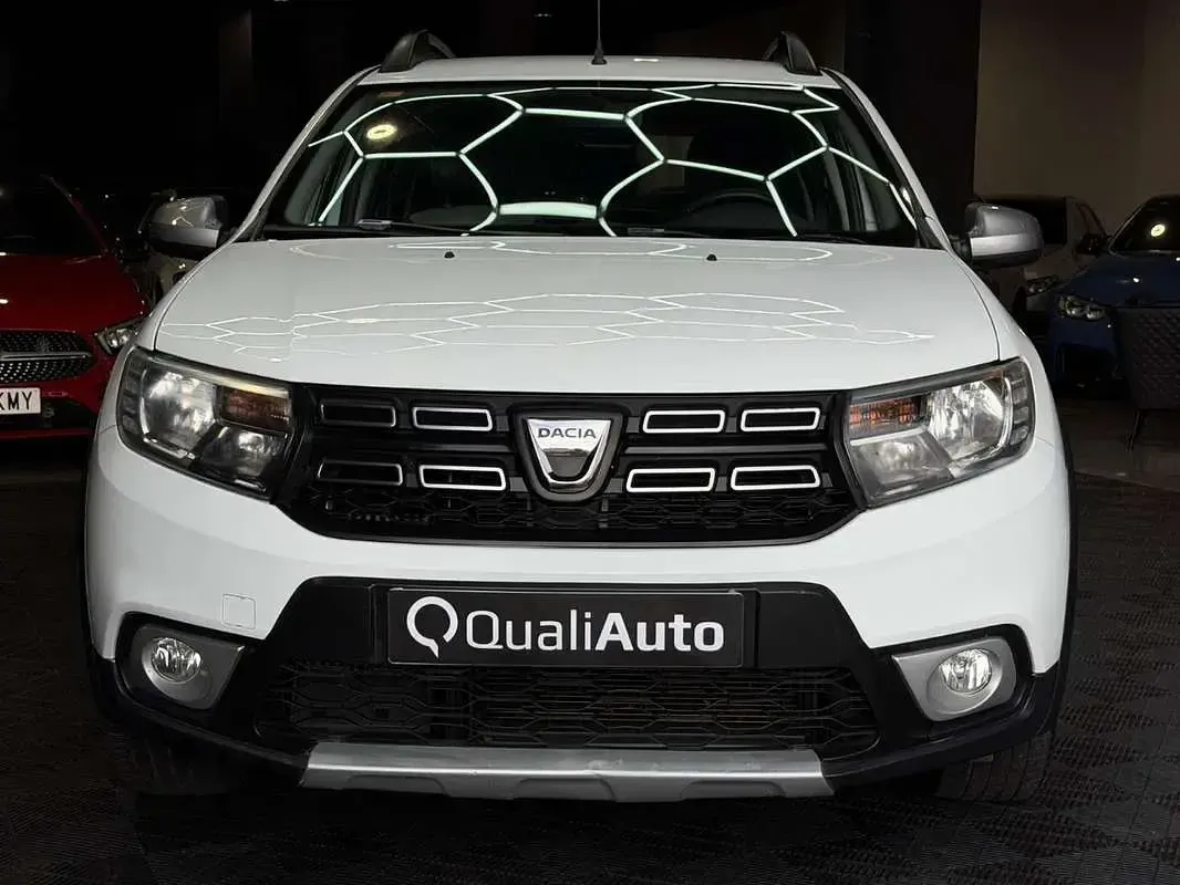 Usado Dacia Sandero Comfort 90 CV (66 kW) 2019 Blanco Utilitario