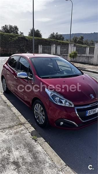 Usado Peugeot 208 Style 82 CV (60 kW) 2017 Rojo Utilitario