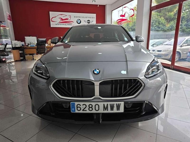 Usado BMW 120 Comfort Edition 163 CV (119 kW) 2024 Gris / plata Utilitario