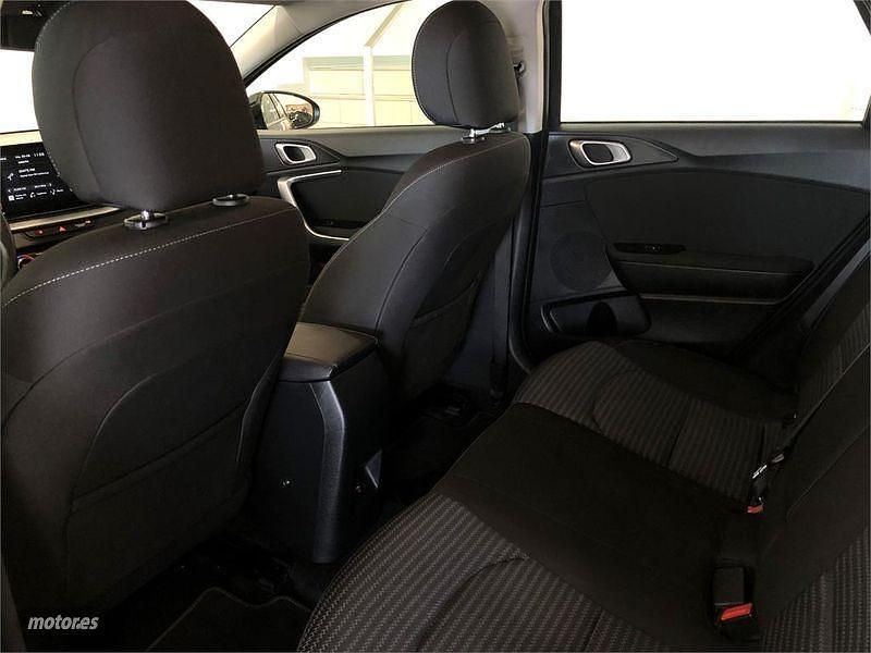 Usado Kia Ceed 100 CV (73 kW) 2023 Negro Utilitario