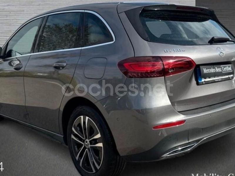 Usado Mercedes B250e 218 CV (160 kW) 2024 Gris / plata Monovolumen