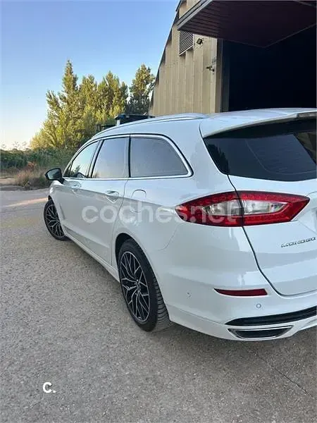 Usado Ford Mondeo Titanium 150 CV (110 kW) 2015 Blanco Familiar