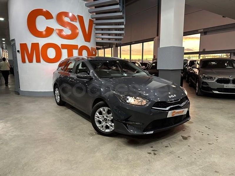 Usado Kia Ceed GT 136 CV (100 kW) 2023 Gris / plata Berlina
