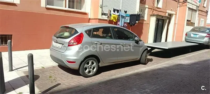 Usado Ford Fiesta Trend 82 CV (60 kW) 2009 Blanco Berlina