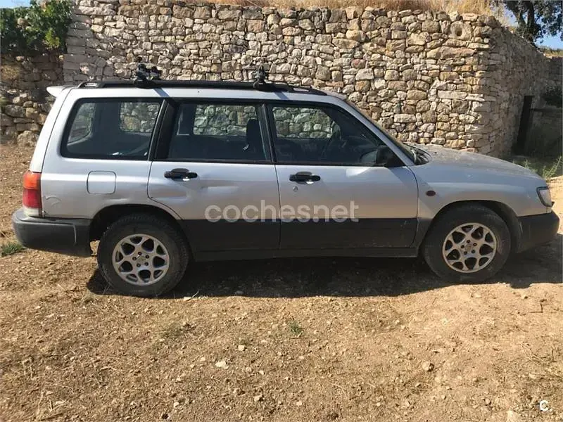 Usado Subaru Forester 125 CV (91 kW) 1999 Gris / plata SUV