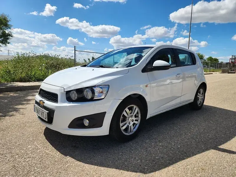 Usado Chevrolet Aveo LT 86 CV (63 kW) 2013 Blanco Berlina