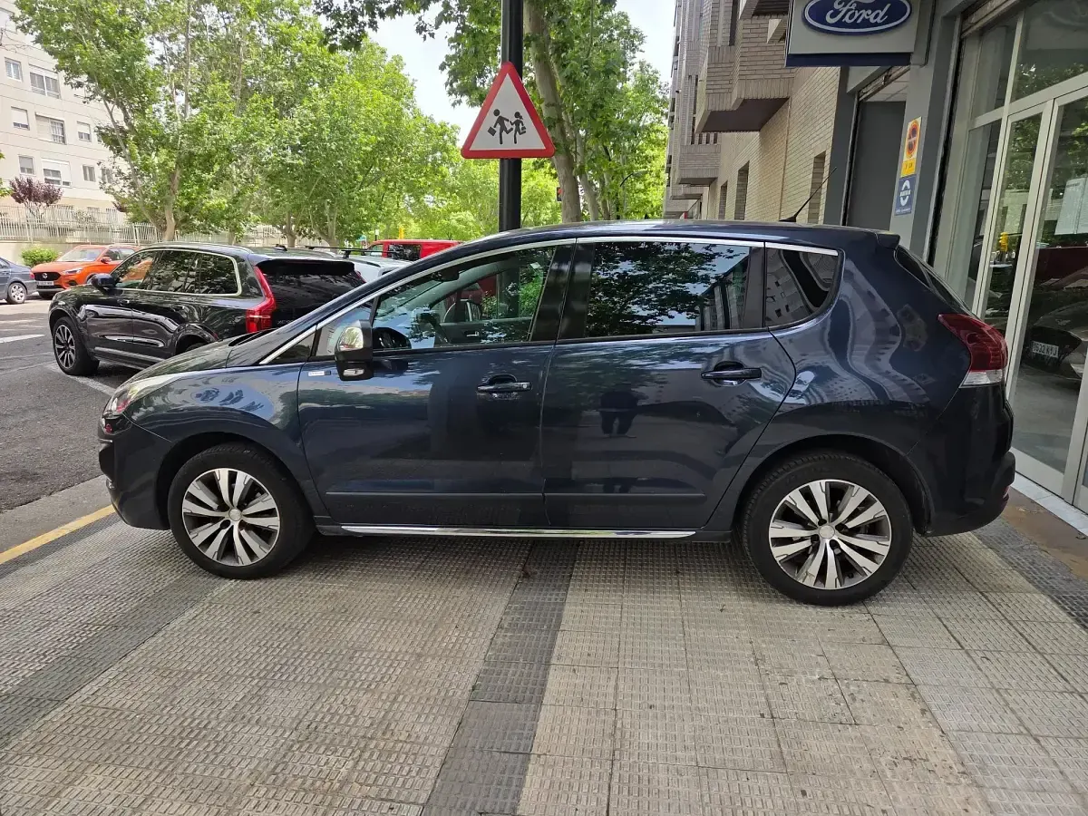 Usado Peugeot 3008 Allure 131 CV (96 kW) 2015 Azul Familiar