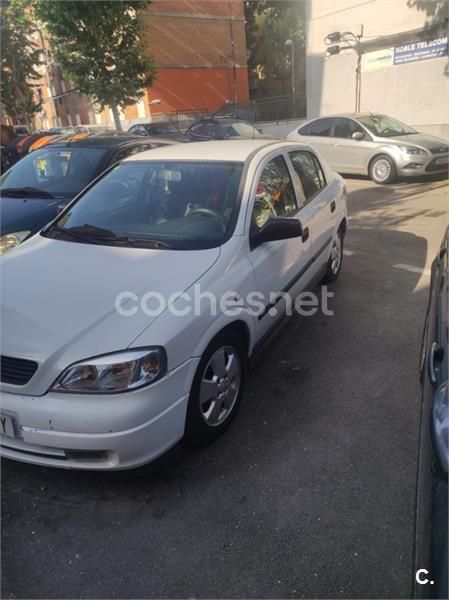 Blanco Usado 2002 Opel Astra Comfort Berlina | 1700 € (Precio justo) - Imagen 1/4